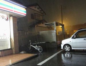 大雨の中でもピンクコンパニオン派遣